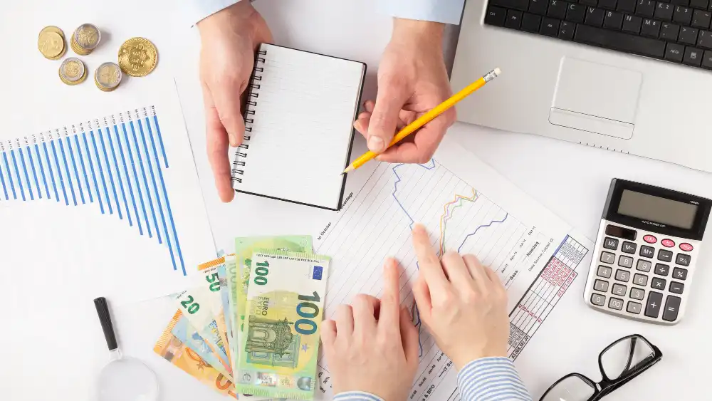Cómo Deducir Gastos como Autónomo o Sociedad en 2025
